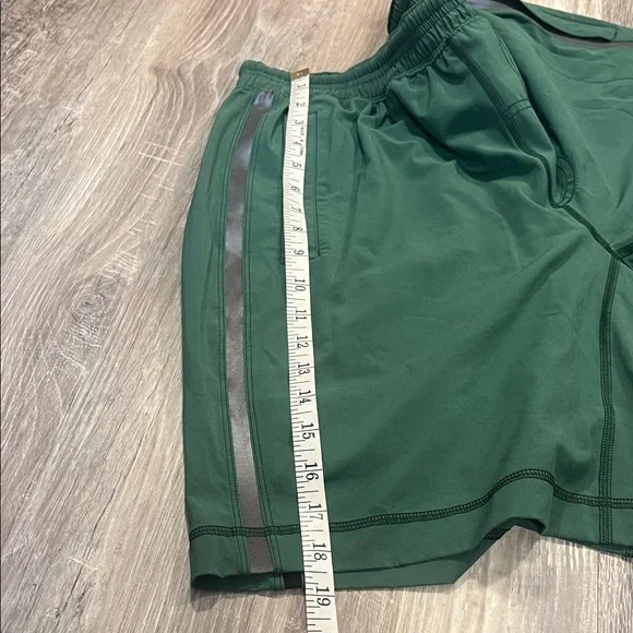 Lululemon Green Men's Athletic Shorts Size Large - Picture 11 of 11